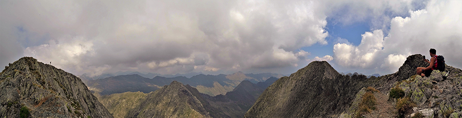 Dalla cresta di vetta del Monte Aga (2720 m)